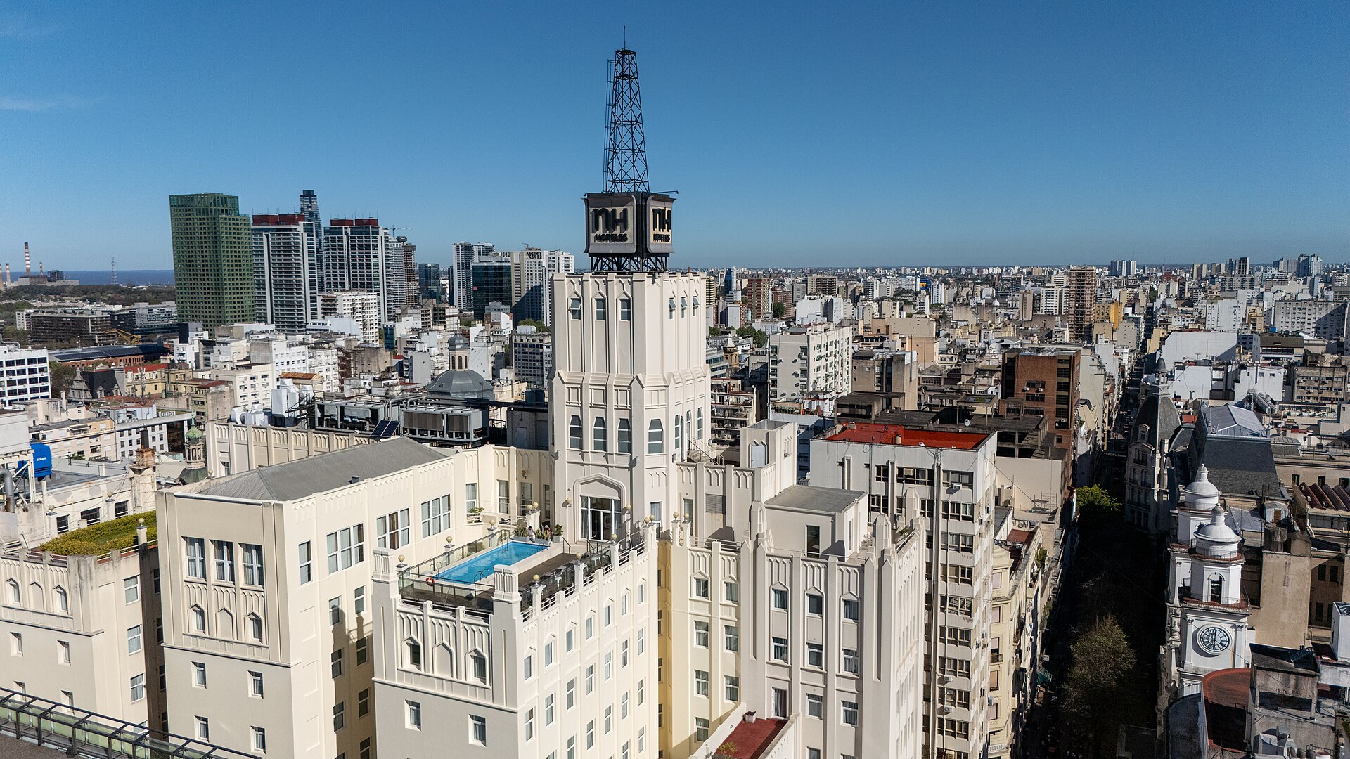 Vista aérea con del NH City & Tower Hotels o City Hotel, Buenos Aires, Argentina, foto: ProtoplasmaKid / Wikimedia Commons (CC BY-SA 4.0)